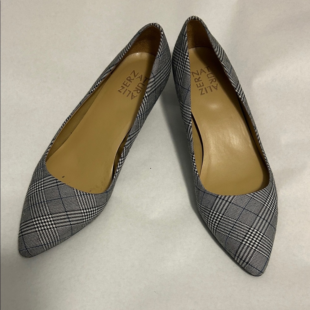 Woman’s sz 9M Naturalizer kitten heel pumps.